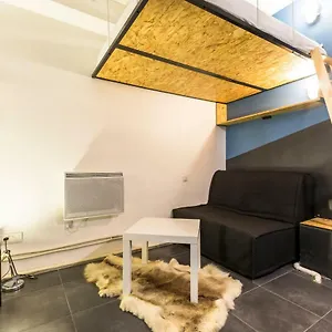 Pretty 25 M2 In A Lively District Parigi